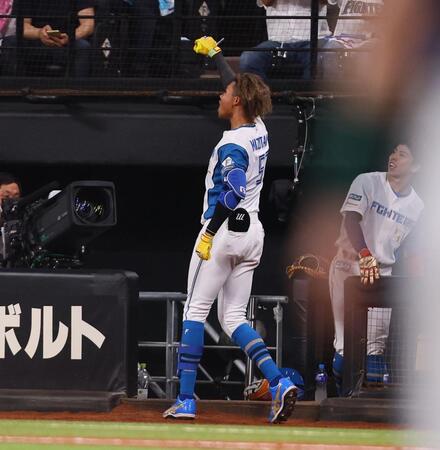 　７回、ソロを放ち、ポーズを決める水谷（撮影・中島達哉）