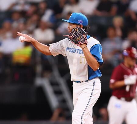 　５回、浅村（右）を併殺打に仕留め、笑顔を見せる伊藤（撮影・中島達哉）