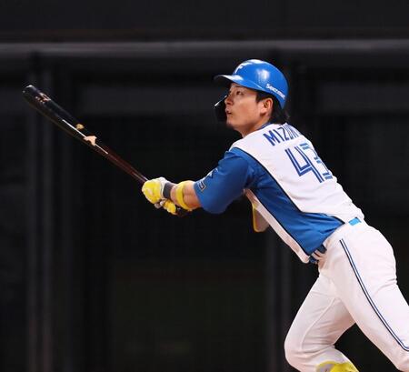 　３回、２点適時二塁打を放つ水野（撮影・中島達哉）