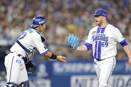 　７回を無失点に抑え、山本（左）とタッチを交わすケイ（撮影・西岡正）