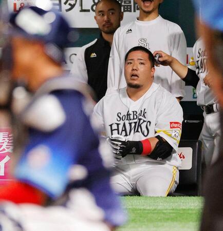 　９回、見逃し三振に倒れベンチに戻った山川。４打数無安打だった
