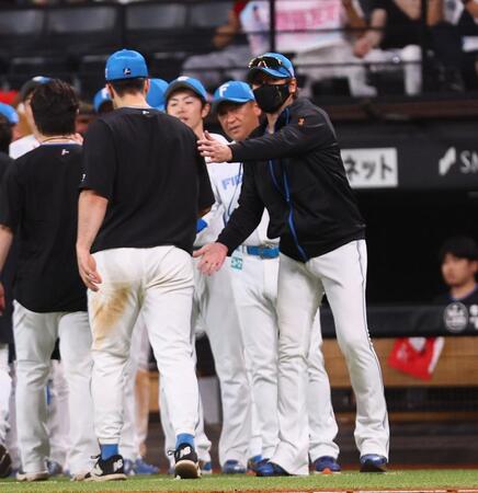 　楽天に勝利して連敗を「３」で止め、ナインを迎える新庄監督（右）＝撮影・中島達哉