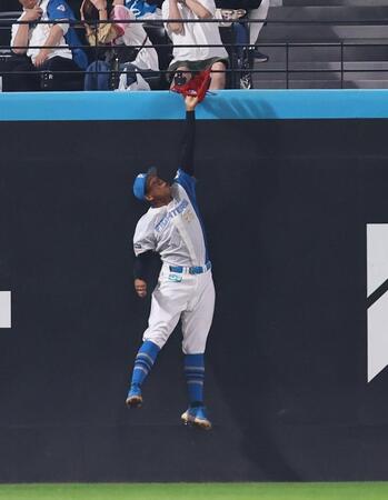 　３回、ボイトの打球をフェンス際でジャンピングキャッチする万波（撮影・中島達哉）