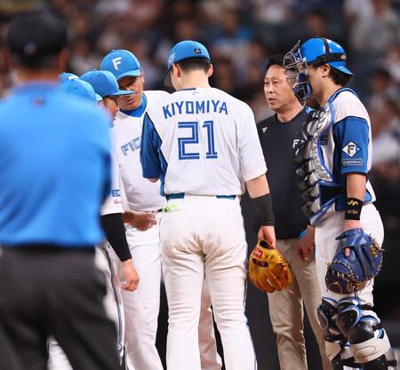 　４回、マウンドに集まり加藤投手コーチ（中央左）と話す伊藤（左）＝撮影・中島達哉