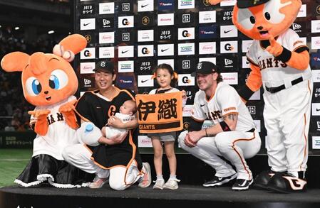 　お立ち台でファンの赤ちゃんと女の子と記念撮影する山埼（左）とキャベッジ（撮影・開出牧）