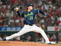 　５回、２死満塁のピンチを切り抜け、笑顔でベンチに戻る中村優（右）