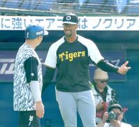 　試合前練習で牧（左）と話すデュプランティエ（撮影・西岡正）