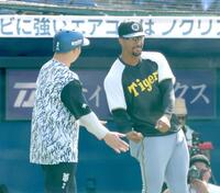 　試合前練習で牧（左）と話すデュプランティエ（撮影・西岡正）