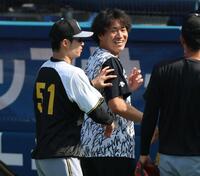 　岩田（中央）と笑顔の中野（撮影・金田祐二）