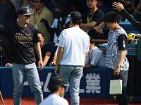 　岩田（右）と笑顔の佐藤輝（左）＝撮影・金田祐二