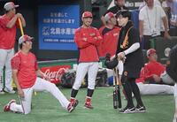 　試合前、談笑する（左から）野間、菊池、丸（撮影・開出牧）