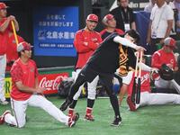　試合前、身ぶり手ぶりを交えて談笑する丸（右手前）。左から野間、菊池（撮影・開出牧）