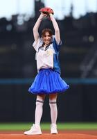 　ファーストピッチセレモニーで投球するＫＡＢＡ．ちゃん（撮影・中島達哉）