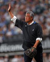 　ファーストピッチセレモニーの捕手役として登場した日本ハム・木田優夫ＧＭ代行（撮影・中島達哉）