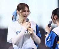　ファーストピッチセレモニーで滝谷美夢さん（右）と話すＫＡＢＡ．ちゃん（撮影・中島達哉）