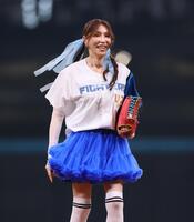 　ファーストピッチセレモニーで投球するＫＡＢＡ．ちゃん（撮影・中島達哉）