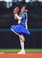 　ファーストピッチセレモニーで投球するＫＡＢＡ．ちゃん（撮影・中島達哉）