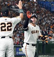 　８回、ソロを放ちナインに迎えられるキャベッジ