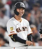 　３回、中前打を放ち不敵な笑みを浮かべる山埼（撮影・開出牧）