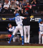 　７回、ソロを放った水谷（５３）をハイタッチで迎える新庄監督（右から２人目）＝撮影・中島達哉