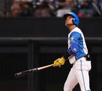 　７回、ソロを放ち、打球の行方を見つめる水谷（撮影・中島達哉）