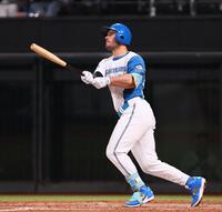 　３回、適時二塁打を放つマルティネス（撮影・中島達哉）