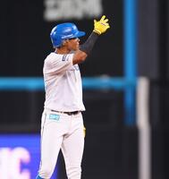 　３回、勝ち越しとなる適時二塁打を放ち、ベンチに向かってポーズをとる水谷（撮影・中島達哉）