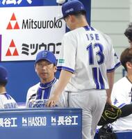 　８回、逆転を許した伊勢を厳しい表情で迎える三浦監督（撮影・金田祐二）