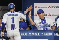 　４回、生還した桑原（左）を迎える三浦監督（撮影・田中太一）