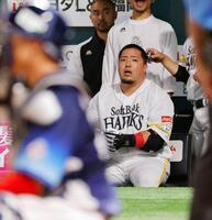 　９回、見逃し三振に倒れベンチに戻った山川。４打数無安打だった
