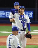 　９回、近本、中野に適時打を浴び降板する岩田（撮影・金田祐二）