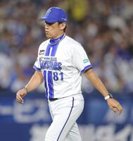　９回、投手交代を終えた後、ベンチへ戻る三浦監督（撮影・西岡正）