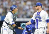 　３回、ピンチをしのぎ山本（左）とタッチを交わすケイ（撮影・西岡正）