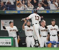 　８回、先制の右越えソロを放った代打・キャベッジ（１３）とタッチを交わす阿部監督（左から２人目）＝撮影・開出牧