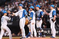 　連敗を３で止め、タッチを交わす日本ハムナイン（撮影・中島達哉）