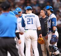 　４回、マウンドに集まり加藤投手コーチ（中央左）と話す伊藤（左）＝撮影・中島達哉