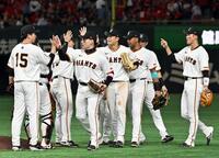 　広島に勝利し、タッチを交わす巨人ナイン