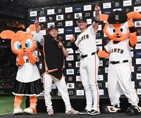 　お立ち台でポーズを決める今季８勝目を挙げた山埼（左）と代打で決勝弾を放ったキャベッジ（撮影・開出牧）