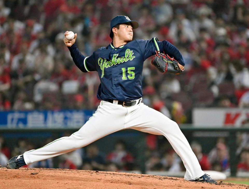 　５回、２死満塁のピンチを切り抜け、笑顔でベンチに戻る中村優（右）