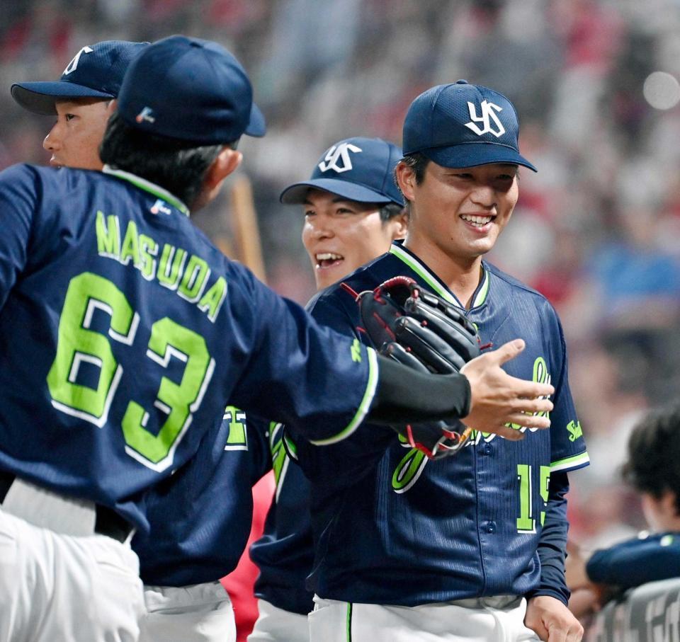 　５回、２死満塁のピンチを切り抜け、笑顔でベンチに戻る中村優（右）