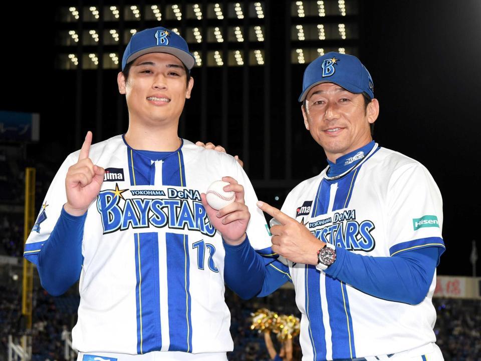 　プロ初勝利を挙げ、三浦監督（右）から祝福される小園（撮影・佐藤厚）