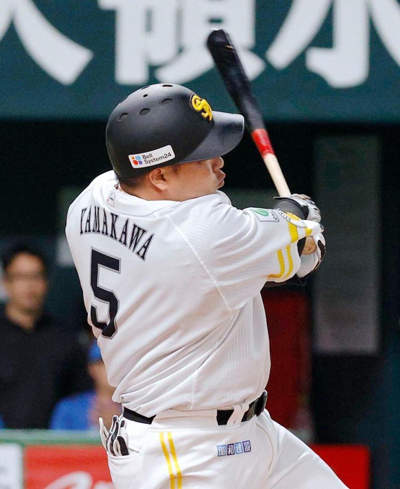 　２回、山川が左越えに先制ソロを放つ