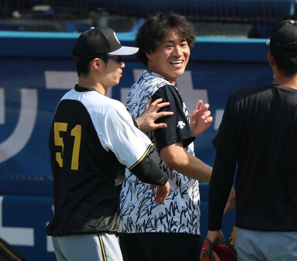 　岩田（中央）と笑顔の中野（撮影・金田祐二）