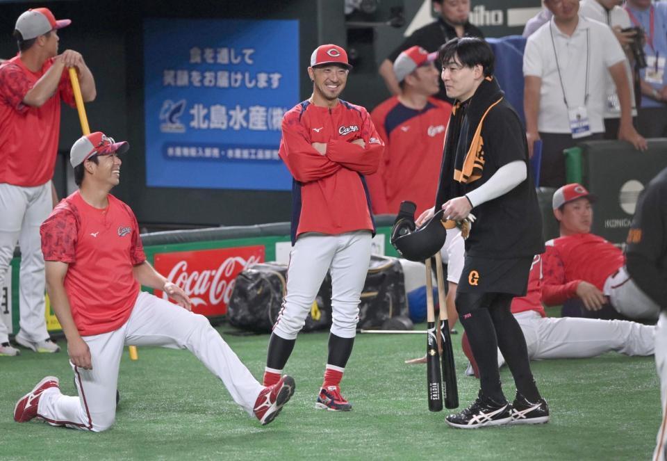 　試合前、談笑する（左から）野間、菊池、丸（撮影・開出牧）