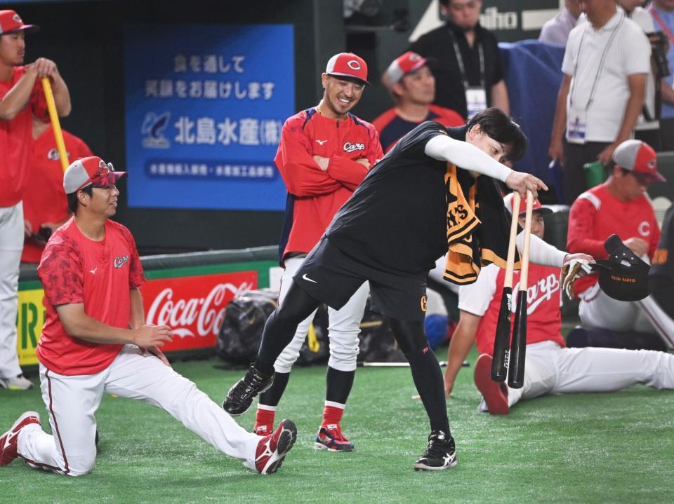 　試合前、身ぶり手ぶりを交えて談笑する丸（右手前）。左から野間、菊池（撮影・開出牧）