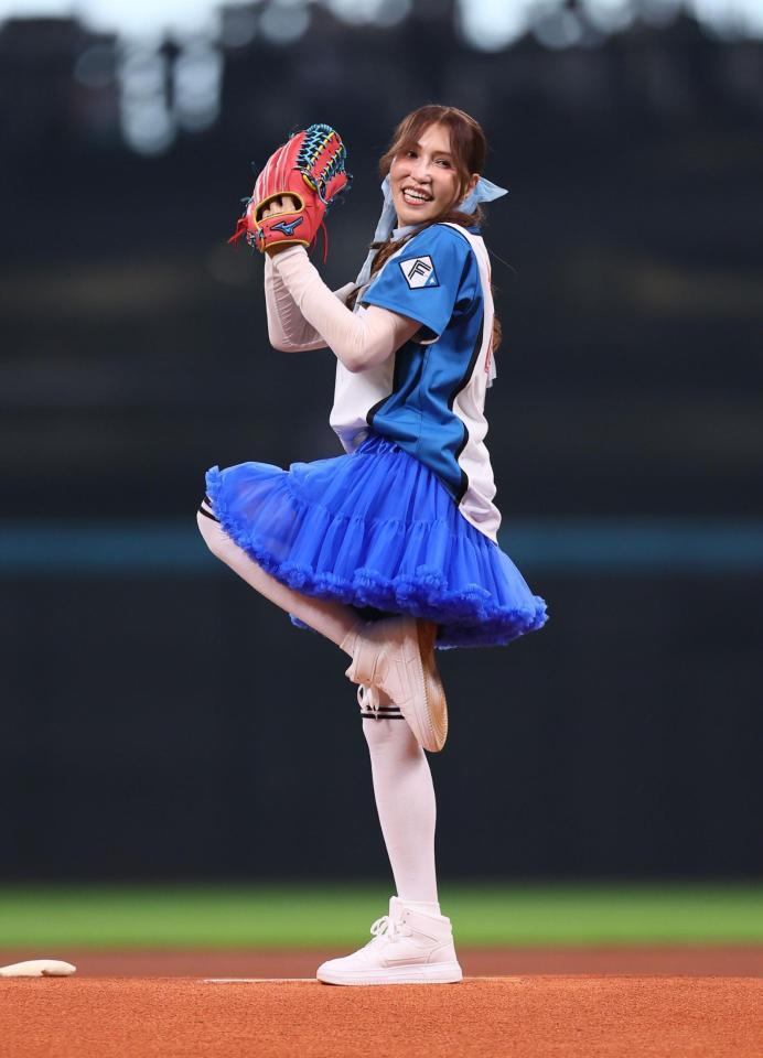 　ファーストピッチセレモニーで投球するＫＡＢＡ．ちゃん（撮影・中島達哉）