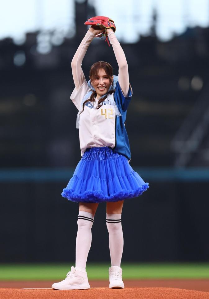 　ファーストピッチセレモニーで投球するＫＡＢＡ．ちゃん（撮影・中島達哉）