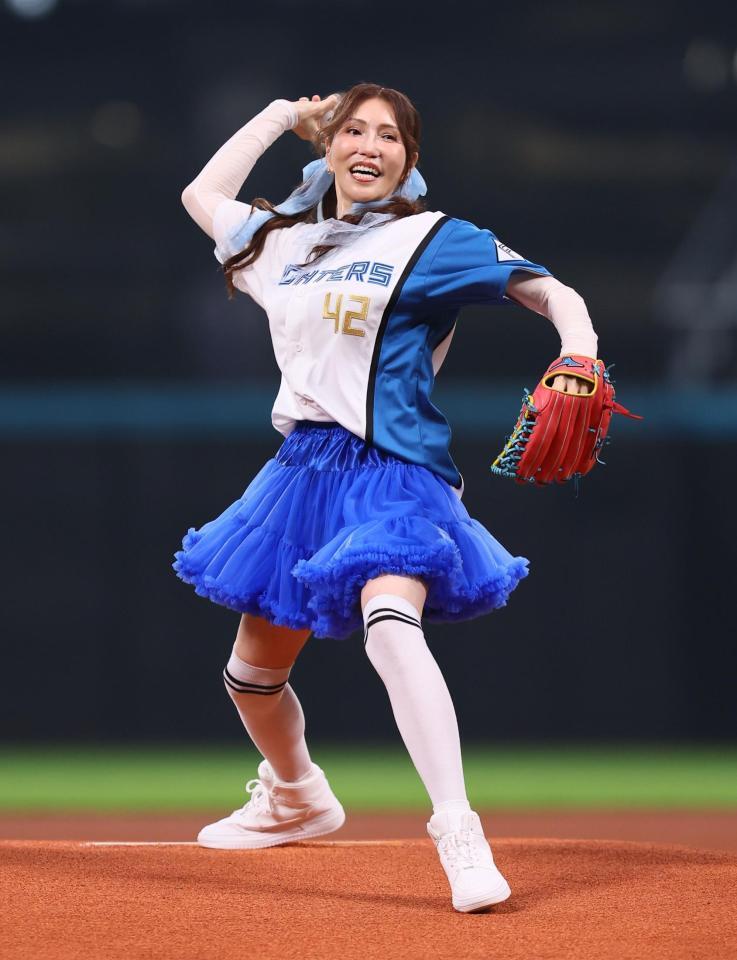 　ファーストピッチセレモニーで投球するＫＡＢＡ．ちゃん（撮影・中島達哉）