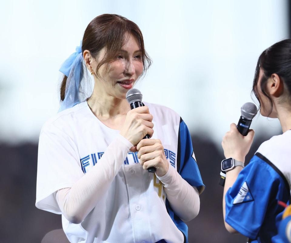 　ファーストピッチセレモニーで滝谷美夢さん（右）と話すＫＡＢＡ．ちゃん（撮影・中島達哉）
