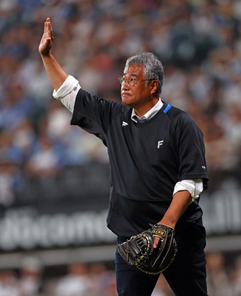 　ファーストピッチセレモニーの捕手役として登場した日本ハム・木田優夫ＧＭ代行（撮影・中島達哉）